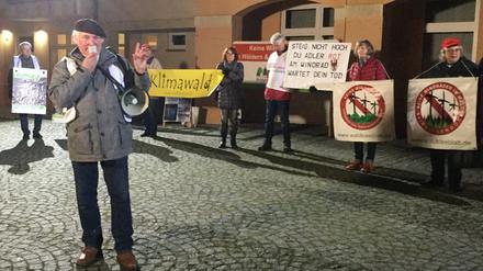 Winfried Ludwig, Vereinsvorsitzender Waldkleeblatt, bei der Demonstration gegen Windräder in Schwielowsee.