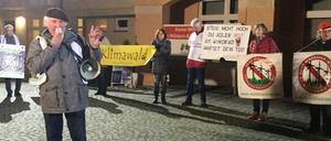 Winfried Ludwig, Vereinsvorsitzender Waldkleeblatt, bei der Demonstration gegen Windräder in Schwielowsee.