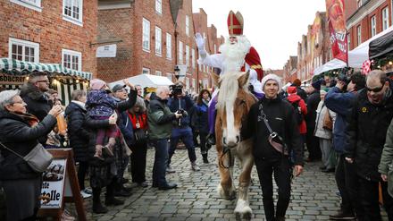 Am Samstag hat Sinterklaas das gleichnamige Fest im Holländischen Viertel eröffnet.