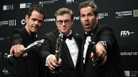 Ausgezeichnet: Die Regisseure Tom Tykwer, Hendrik Handloegten und Achim von Borries (v.l.) mit ihren Europäischen Filmpreisen für "Babylon Berlin".