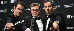 Ausgezeichnet: Die Regisseure Tom Tykwer, Hendrik Handloegten und Achim von Borries (v.l.) mit ihren Europäischen Filmpreisen für "Babylon Berlin".