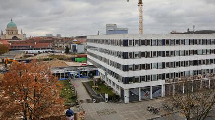 Auf der linken Seite die Freifläche, auf der das neue Kreativquartier entstehen soll, rechts das Rechenzentrum, in dem zurzeit die Kreativen ihre Ateliers haben.