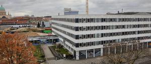 Auf der linken Seite die Freifläche, auf der das neue Kreativquartier entstehen soll, rechts das Rechenzentrum, in dem zurzeit die Kreativen ihre Ateliers haben.