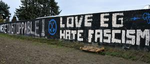 In den zurückliegenden Tagen wurde die Mauer mehrfach mit verschiedenen Schriftzügen versehen worden.