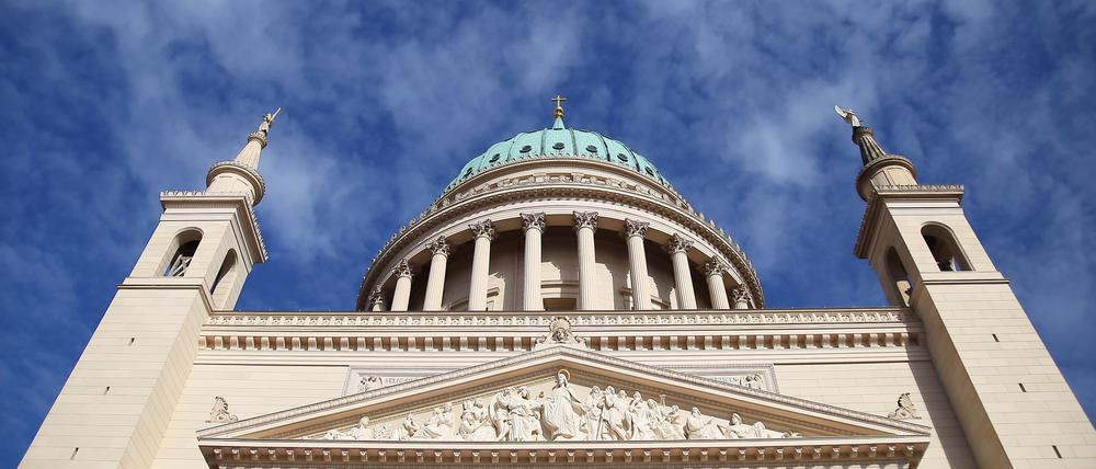 Um die Potsdamer Nikolaikirche gibt es heute drei Veranstaltungen, die alle miteinander zusammenhängen.