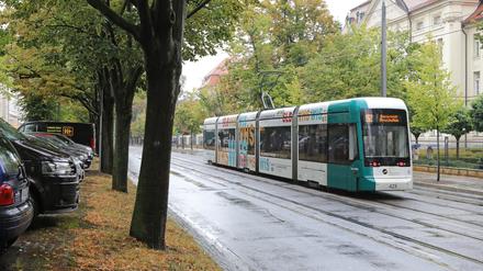 Eine Schwarzfahrerin machte in einer Tram einer Kontrolleurin zu schaffen.