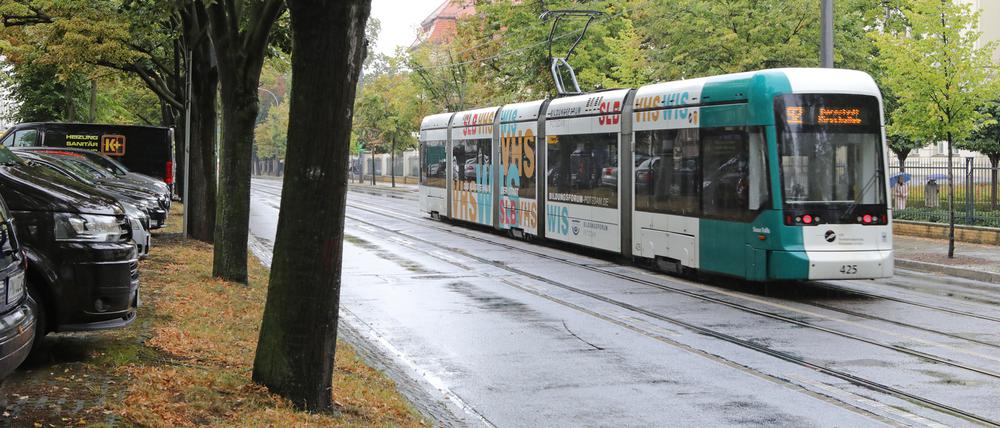 Eine Schwarzfahrerin machte in einer Tram einer Kontrolleurin zu schaffen.
