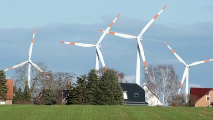 Windräder drehen sich hinter den Häusern von Krummensee (Landkreis Barnim). 