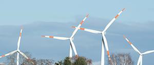 Windräder drehen sich hinter den Häusern von Krummensee (Landkreis Barnim). 