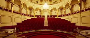 Heute dürfen wir einen Blick in das Schlosstheater am Neuen Palais werfen. Versprochen, wir werden berichten.