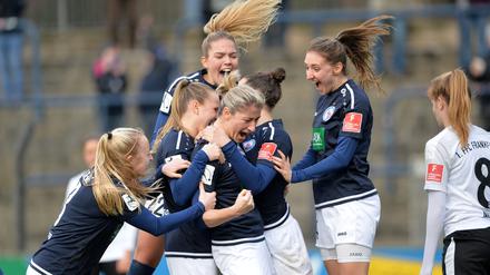 Bianca Schmidt (M.) und Lara Prasnikar (r.) ließen Turbine mit ihren je zwei Toren jubeln.