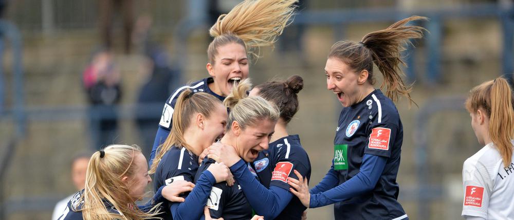 Bianca Schmidt (M.) und Lara Prasnikar (r.) ließen Turbine mit ihren je zwei Toren jubeln.