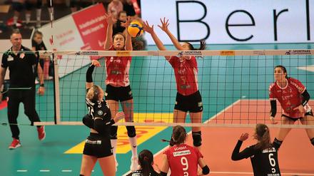 Das Potsdamer Team um Valerie Nichol (l.) und Sofija Medic (r.) blockte Vilsbiburgs Angriffe mehrfach ab.
