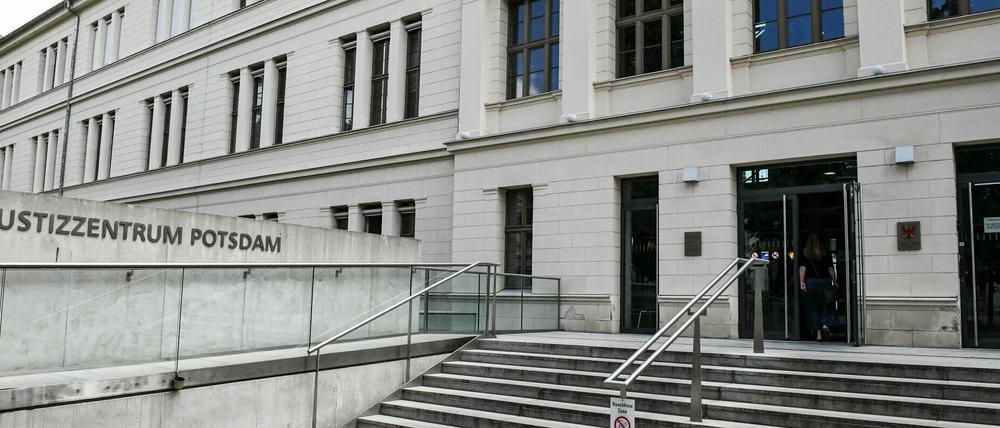 Der Prozess begann am Montag vor dem Landgericht Potsdam.