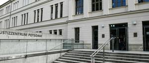 Der Prozess begann am Montag vor dem Landgericht Potsdam.