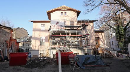 Noch ist sie eingerüstet, die Gründerzeitvilla gegenüber des Bahnhofs Charlottenhofs. Aufgenommen am 10. Dezember 2019.