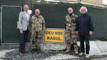 Trost für die Truppe. Brandenburgs Militärpfarrer Friedrich von Kymmel (2.v.l.) beim Besuch von Militärgeneraldekan Matthias Heimer (l.) in Kabul. Bereits zum zweiten Mal war der Theologe in Afghanistan eingesetzt.