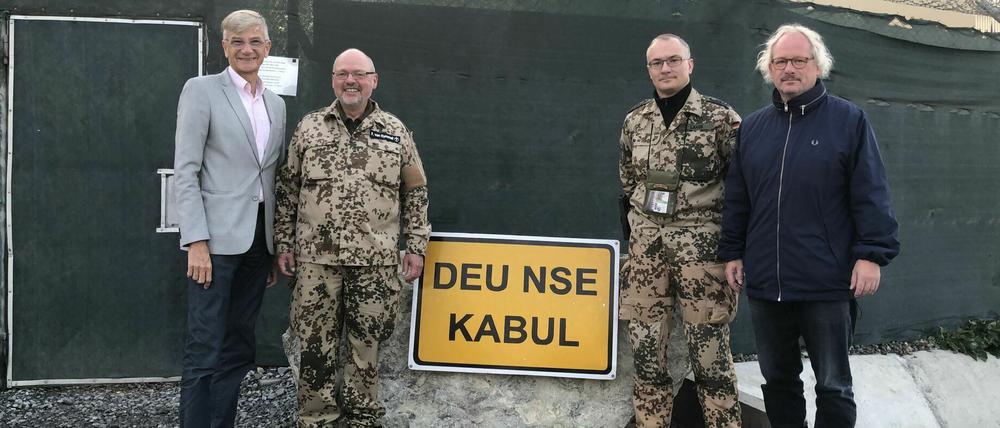 Trost für die Truppe. Brandenburgs Militärpfarrer Friedrich von Kymmel (2.v.l.) beim Besuch von Militärgeneraldekan Matthias Heimer (l.) in Kabul. Bereits zum zweiten Mal war der Theologe in Afghanistan eingesetzt.