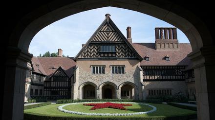 Das Schloss Cecilienhof im Neuen Garten in Potsdam.