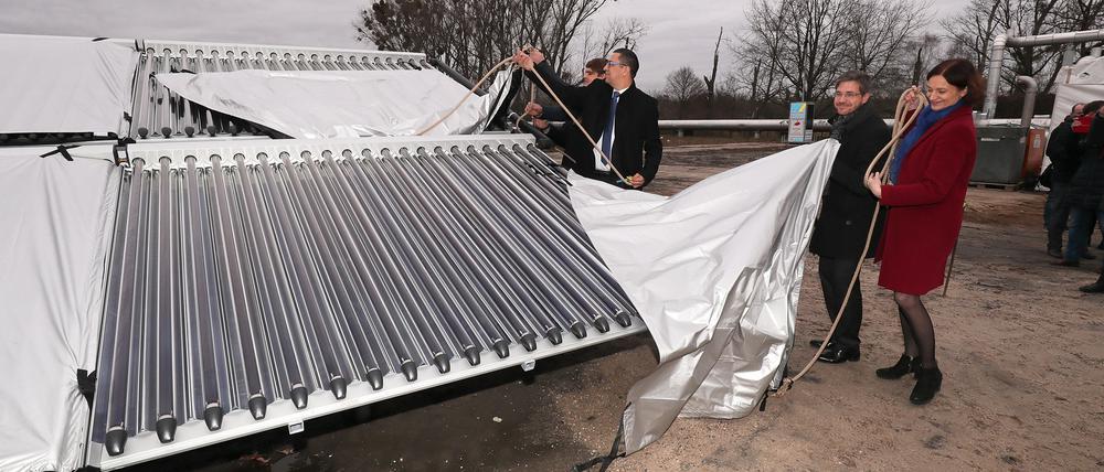 Pro-Potsdam-Chef Jörn-Michael Westphal, Oberbürgermeister Mike Schubert und EWP-Geschäftsführerin Sophia Eltrop (v.l.) decken die neue Solarthermieanlage auf. Rund 900 Haushalte können damit beheizt werden.