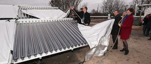 Pro-Potsdam-Chef Jörn-Michael Westphal, Oberbürgermeister Mike Schubert und EWP-Geschäftsführerin Sophia Eltrop (v.l.) decken die neue Solarthermieanlage auf. Rund 900 Haushalte können damit beheizt werden.