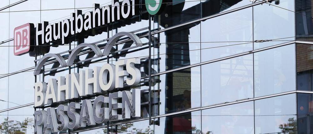 Um kurz nach 22 Uhr schlug und trat eine Frau in den Bahnhofspassagen nach Polizisten.