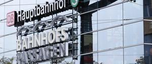 Um kurz nach 22 Uhr schlug und trat eine Frau in den Bahnhofspassagen nach Polizisten.