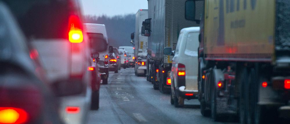 Die A10 musste wegen einem Lkw-Unfall bei Glätte für mehrere Stunden gesperrt werden.