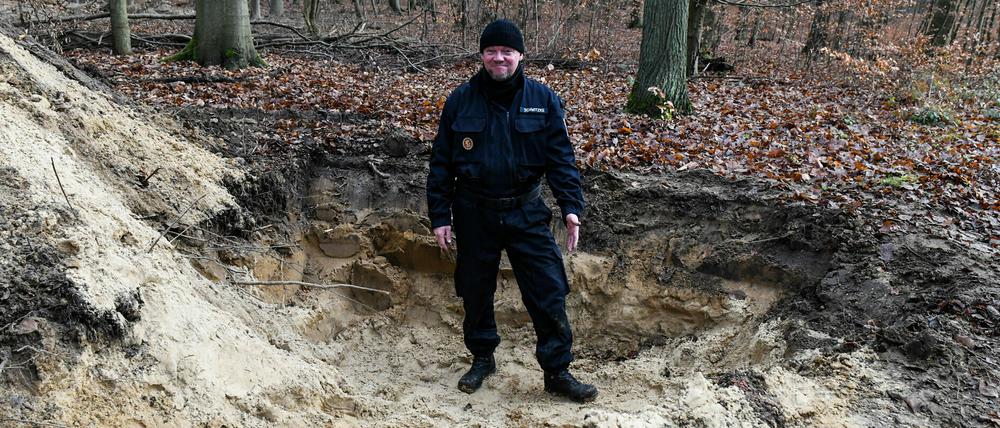 Nach der erfolgreichen Sprengung: Sprengmeister Mike Schwitzke im Krater.