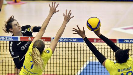Brittany Abercrombie (l.) unterlag mit dem SCP knapp beim Rekordmeister Schwerin.