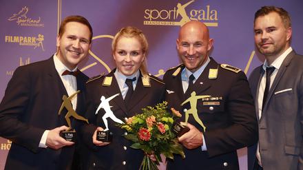 Emma Hinze wurde zu Brandenburgs Sportlerin des Jahres gewählt, Ronald Rauhe (2.v.r.) siegte bei den Männern. Die Manager Eugen Benzel (l.) und Toni Rieger (r.) nahmen die Team-Ehrung für die SCP-Volleyballerinnen entgegen.