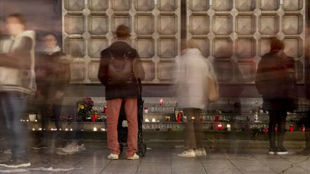 Besucher sind auf dem Weihnachtsmarkt am Breitscheidplatz vor dem Mahnmal für die Opfer des Attentats vom 19. Dezember 2016 zu sehen.