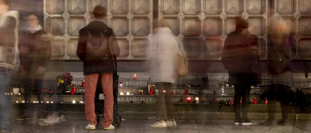 Besucher sind auf dem Weihnachtsmarkt am Breitscheidplatz vor dem Mahnmal für die Opfer des Attentats vom 19. Dezember 2016 zu sehen.