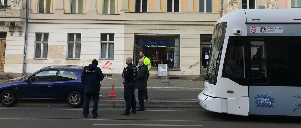Ein Pkw blockierte am Donnerstagmittag in der Charlottenstraße die Tram-Gleise. Der Straßenbahnverkehr zwischen Platz der Einheit und Pirscheide wurde kurzzeitig unterbrochen.