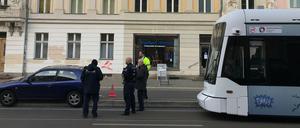 Ein Pkw blockierte am Donnerstagmittag in der Charlottenstraße die Tram-Gleise. Der Straßenbahnverkehr zwischen Platz der Einheit und Pirscheide wurde kurzzeitig unterbrochen.