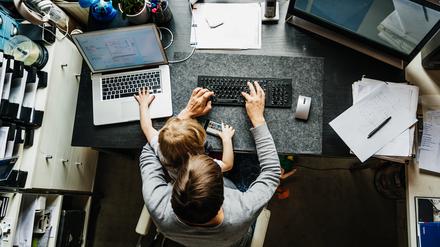 Kind und Karriere: Im Homeoffice versucht man, beides unter einen Hut zu bekommen.