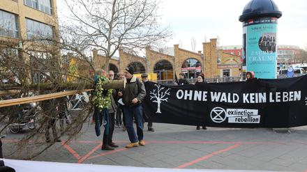 Start der Extinction Rebellion-Demonstration am Hauptbahnhof Potsdam.