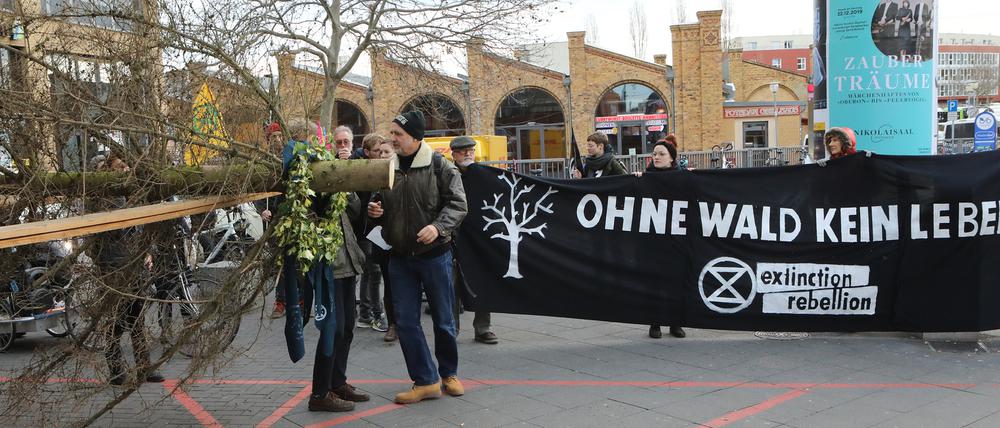 Start der Extinction Rebellion-Demonstration am Hauptbahnhof Potsdam.