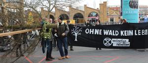 Start der Extinction Rebellion-Demonstration am Hauptbahnhof Potsdam.