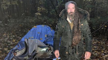 Heimstatt in einem Waldstück in Bornim. Der Obdachlose selbst stellt sich als „Mr. Reynolds“ vor und hat Freude an absurden Späßen mit Journalisten. In einer Nacht Anfang November schlugen Unbekannte ihn zusammen.