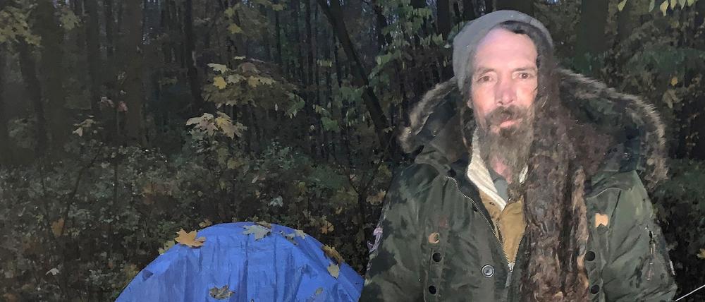Heimstatt in einem Waldstück in Bornim. Der Obdachlose selbst stellt sich als „Mr. Reynolds“ vor und hat Freude an absurden Späßen mit Journalisten. In einer Nacht Anfang November schlugen Unbekannte ihn zusammen.
