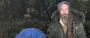 Heimstatt in einem Waldstück in Bornim. Der Obdachlose selbst stellt sich als „Mr. Reynolds“ vor und hat Freude an absurden Späßen mit Journalisten. In einer Nacht Anfang November schlugen Unbekannte ihn zusammen.