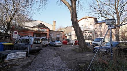 Die Villa neben dem „Charlott“ an der Zeppelinstraße ist fast fertig saniert - das Kino verfällt immer weiter.