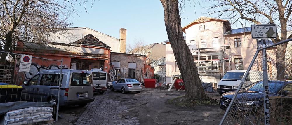 Die Villa neben dem „Charlott“ an der Zeppelinstraße ist fast fertig saniert - das Kino verfällt immer weiter.