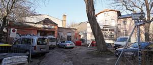 Die Villa neben dem „Charlott“ an der Zeppelinstraße ist fast fertig saniert - das Kino verfällt immer weiter.