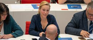 Lena Duggen (M., AfD) mit Andreas Kalbitz (vorne). 