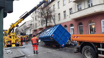 Der Container des Lkw wird geborgen.