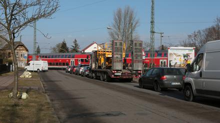Gedränge am Bahnübergang in Werder.