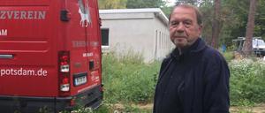 Der Chef des Potsdamer Tierschutzvereins, Günter Hein, vor dem Flachbau für das neue Tierheim.