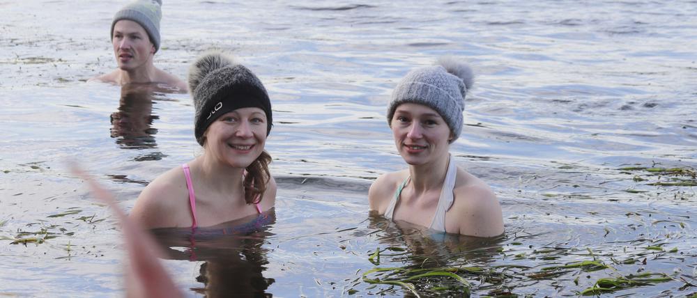 Josephine Worseck (links) war eine der Initiatoren des Eisbadens 2019.